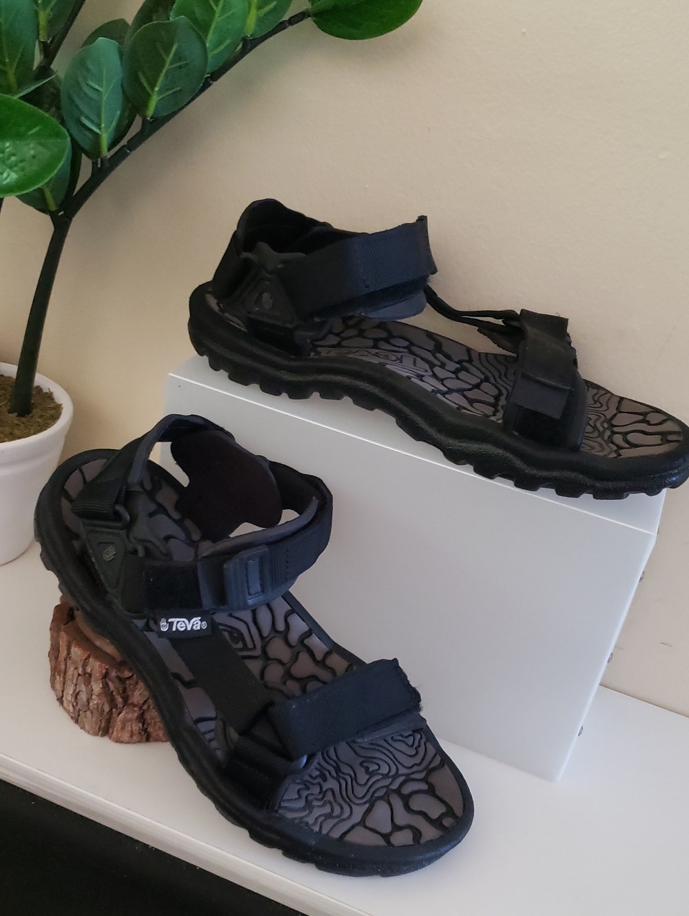 TEVA Men's  Terra Fi Hiking Sport Sandals  - Black Size 9 US /42 EUR (Like NEW)